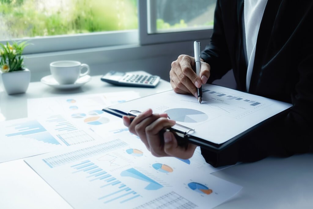 Graphic listing the essential elements of an FTO report, including patent analysis and risk classification.